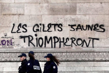 Los 'chalecos amarillos' continúan con los disturbios en la capital francesa