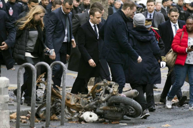 Los 'chalecos amarillos' continúan con los disturbios en la capital francesa