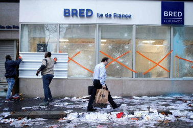 Los 'chalecos amarillos' continúan con los disturbios en la capital francesa