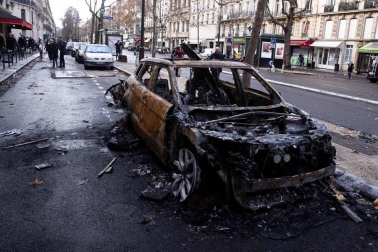 Los 'chalecos amarillos' continúan con los disturbios en la capital francesa