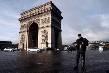 Los 'chalecos amarillos' continúan con los disturbios en la capital francesa