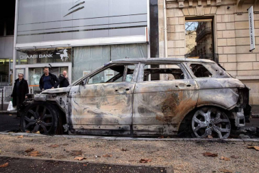 Los 'chalecos amarillos' continúan con los disturbios en la capital francesa