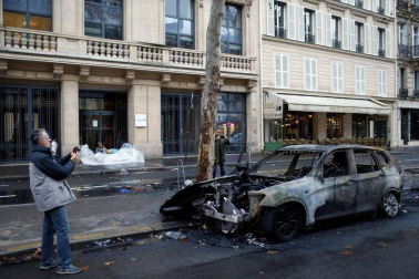 Los 'chalecos amarillos' continúan con los disturbios en la capital francesa