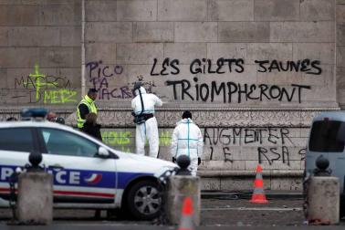 Los 'chalecos amarillos' continúan con los disturbios en la capital francesa