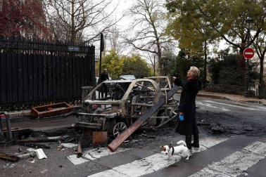Los 'chalecos amarillos' continúan con los disturbios en la capital francesa