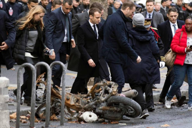 Los 'chalecos amarillos' continúan con los disturbios en la capital francesa