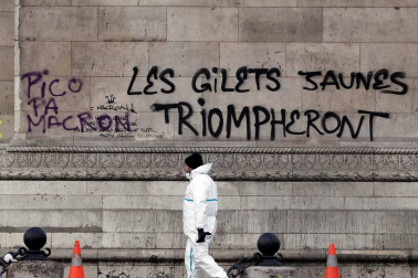 Los 'chalecos amarillos' continúan con los disturbios en la capital francesa