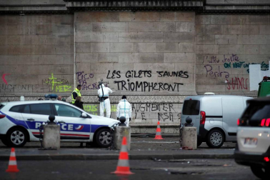 Los 'chalecos amarillos' continúan con los disturbios en la capital francesa