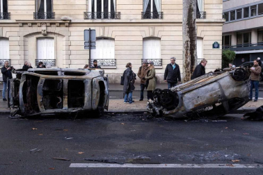 Los 'chalecos amarillos' continúan con los disturbios en la capital francesa