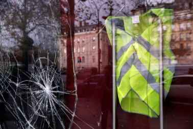 Los 'chalecos amarillos' continúan con los disturbios en la capital francesa