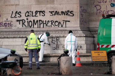 Los 'chalecos amarillos' continúan con los disturbios en la capital francesa