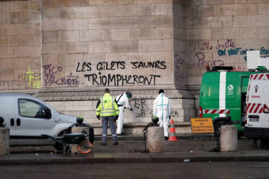 Los 'chalecos amarillos' continúan con los disturbios en la capital francesa