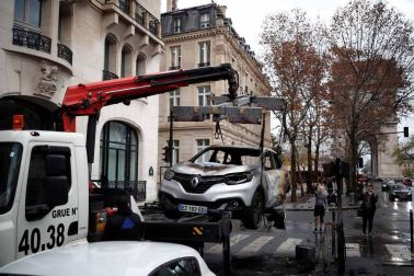 Los 'chalecos amarillos' continúan con los disturbios en la capital francesa
