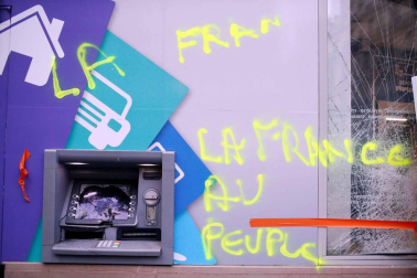 Los 'chalecos amarillos' continúan con los disturbios en la capital francesa