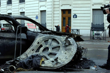 Los 'chalecos amarillos' continúan con los disturbios en la capital francesa