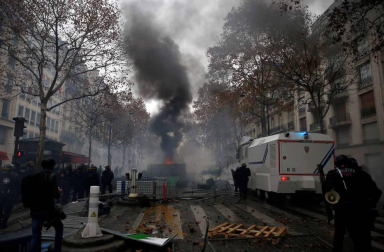 Los 'chalecos amarillos' continúan con los disturbios en la capital francesa