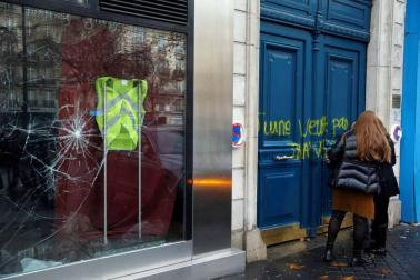 Los 'chalecos amarillos' continúan con los disturbios en la capital francesa