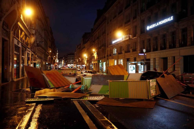 Los 'chalecos amarillos' continúan con los disturbios en la capital francesa