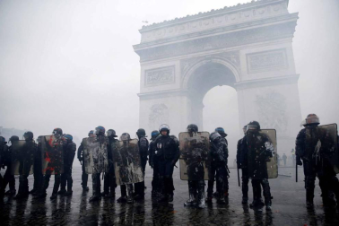 Los 'chalecos amarillos' continúan con los disturbios en la capital francesa