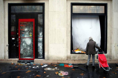 Los 'chalecos amarillos' continúan con los disturbios en la capital francesa