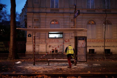 Los 'chalecos amarillos' continúan con los disturbios en la capital francesa