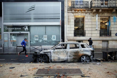 Los 'chalecos amarillos' continúan con los disturbios en la capital francesa