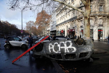 Los 'chalecos amarillos' continúan con los disturbios en la capital francesa