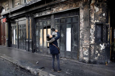 Los 'chalecos amarillos' continúan con los disturbios en la capital francesa