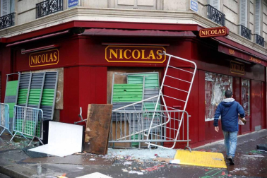 Los 'chalecos amarillos' continúan con los disturbios en la capital francesa
