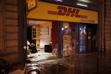 Los 'chalecos amarillos' continúan con los disturbios en la capital francesa