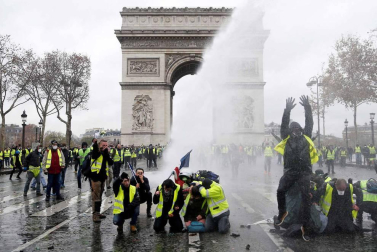 Los 'chalecos amarillos' continúan con los disturbios en la capital francesa