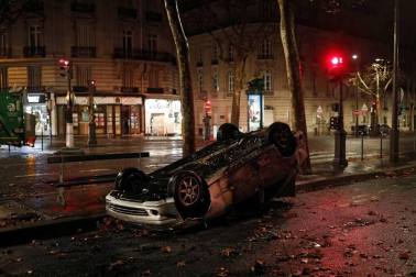 Los 'chalecos amarillos' continúan con los disturbios en la capital francesa