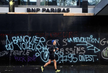 Los 'chalecos amarillos' continúan con los disturbios en la capital francesa