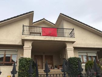 Fotos enviadas por los lectores de la bandera de Navarra colocada en sus casas y balcones.