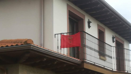 Fotos enviadas por los lectores de la bandera de Navarra colocada en sus casas y balcones.