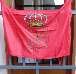 Fotos enviadas por los lectores de la bandera de Navarra colocada en sus casas y balcones.