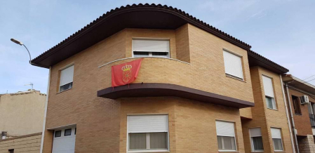 Fotos enviadas por los lectores de la bandera de Navarra colocada en sus casas y balcones.