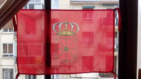 Fotos enviadas por los lectores de la bandera de Navarra colocada en sus casas y balcones.