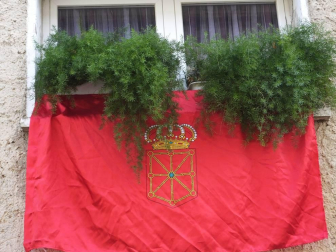 Fotos enviadas por los lectores de la bandera de Navarra colocada en sus casas y balcones.