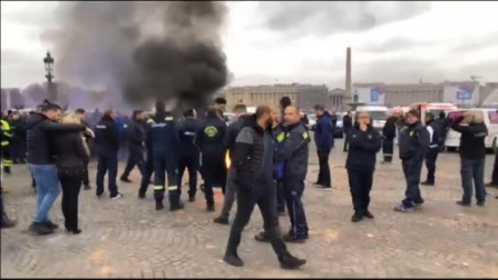 Las ambulancias toman las calles de París
