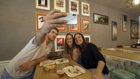 Fotos del episodio del programa de Teledeporte en el que Eli Pinedo viaja a la capital navarra y a Irún para entrevistarse con Nerea Pena y Julen Aginagalde.