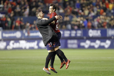 Los jugadores de Osasuna lograron la victoria en la Jornada 16 tras derrotar por la mínima, en el estadio de El Sadar y con un gol de Íñigo Pérez en el minuto 89, al Lugo.