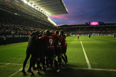 Los jugadores de Osasuna lograron la victoria en la Jornada 16 tras derrotar por la mínima, en el estadio de El Sadar y con un gol de Íñigo Pérez en el minuto 89, al Lugo.