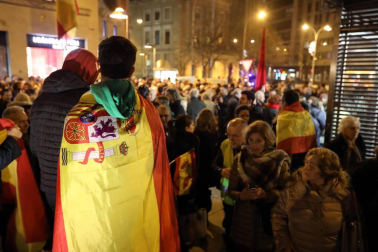 Representantes de asociaciones del cuerpo policial pidieron en la capital navarra que la trasferencia de competencias no les obligue a abandonar la Comunidad foral.