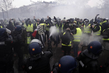 Los enfrentamientos con los antidisturbios volvieron a marcar la manifestación de los 'chalecos amarillos' en los Campos Elíseos, ya que 1.500 alborotadores -según las autoridades- perturban los accesos a la avenida, donde las autoridades responden con gases lacrimógenos y cañones de agua.