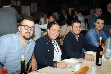 Caparroso disfrutó el 1 de diciembre de los actos tradicionales por San Andrés. Tras la eucaristía en la capilla de Cristo Rey se celebró el almuerzo, al que acudieron alrededor de 160 personas, y donde se pudo degustar patorrillo, migas o huevos fritos con jamón. Al finalizar tuvo lugar el concurso de brisca, guiñote y mus y posteriormente se celebró una comida de hermandad a la que acudieron 260 socios. La nota musical a esta jornada la puso la orquesta Wellcome Band.