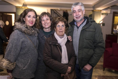 'La Gran Vía' madrileña cobró vida el viernes 30 de noviembre sobre el escenario del Teatro Gayarre a ritmo de zarzuela. La Banda de Música La Pamplonesa, en colaboración con la Escuela de Canto Eugenia Echarren y el Coro de Cámara Aizaga de Pamplona, presentó esta obra, una revista calificada con adjetivos como: lírica, cómica, fantástica y callejera. Con ella, la agrupación musical cumplió con la tradición de invitar a los pamploneses a una sesión de zarzuela por la festividad de San Saturnino.