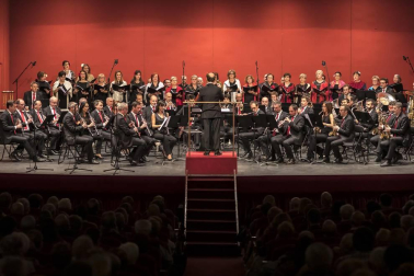 'La Gran Vía' madrileña cobró vida el viernes 30 de noviembre sobre el escenario del Teatro Gayarre a ritmo de zarzuela. La Banda de Música La Pamplonesa, en colaboración con la Escuela de Canto Eugenia Echarren y el Coro de Cámara Aizaga de Pamplona, presentó esta obra, una revista calificada con adjetivos como: lírica, cómica, fantástica y callejera. Con ella, la agrupación musical cumplió con la tradición de invitar a los pamploneses a una sesión de zarzuela por la festividad de San Saturnino.