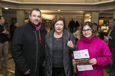 'La Gran Vía' madrileña cobró vida el viernes 30 de noviembre sobre el escenario del Teatro Gayarre a ritmo de zarzuela. La Banda de Música La Pamplonesa, en colaboración con la Escuela de Canto Eugenia Echarren y el Coro de Cámara Aizaga de Pamplona, presentó esta obra, una revista calificada con adjetivos como: lírica, cómica, fantástica y callejera. Con ella, la agrupación musical cumplió con la tradición de invitar a los pamploneses a una sesión de zarzuela por la festividad de San Saturnino.