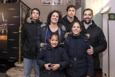 'La Gran Vía' madrileña cobró vida el viernes 30 de noviembre sobre el escenario del Teatro Gayarre a ritmo de zarzuela. La Banda de Música La Pamplonesa, en colaboración con la Escuela de Canto Eugenia Echarren y el Coro de Cámara Aizaga de Pamplona, presentó esta obra, una revista calificada con adjetivos como: lírica, cómica, fantástica y callejera. Con ella, la agrupación musical cumplió con la tradición de invitar a los pamploneses a una sesión de zarzuela por la festividad de San Saturnino.